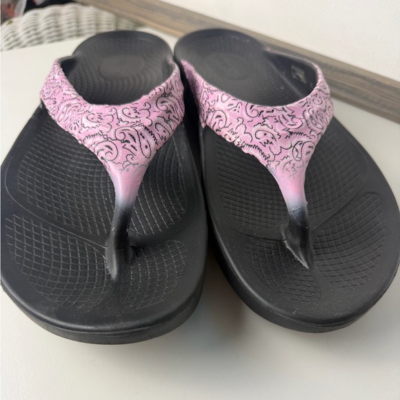OOFOS OOlala Limited Sandals black and pink bandana pattern - Picture 6 of 8